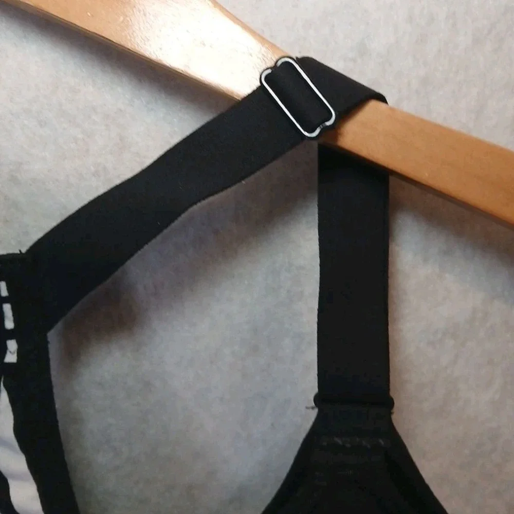 Victoria Sport Bra VSX B‎ Wireless Front Zip Geometric Print Size 32C VS